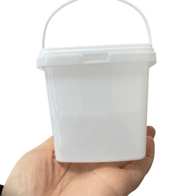 Halten Sie Ihre Werkzeuge ordentlich aufbewahrt mit diesem quadratischen, klaren Plastikbehälter und versiegeltem Deckel