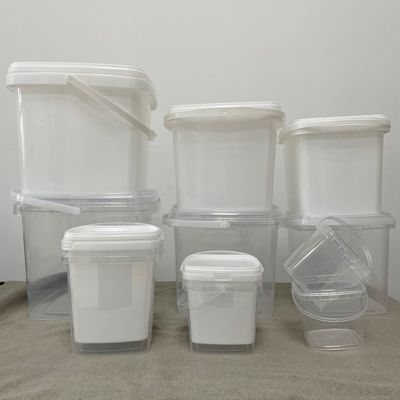Halten Sie Ihre Werkzeuge ordentlich aufbewahrt mit diesem quadratischen, klaren Plastikbehälter und versiegeltem Deckel