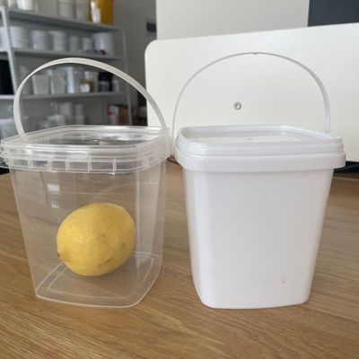 Halten Sie Ihre Werkzeuge ordentlich aufbewahrt mit diesem quadratischen, klaren Plastikbehälter und versiegeltem Deckel