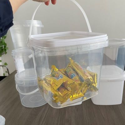 Halten Sie Ihre Werkzeuge ordentlich aufbewahrt mit diesem quadratischen, klaren Plastikbehälter und versiegeltem Deckel