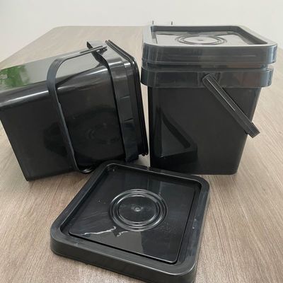 Einfach zu öffnender Plastikbehälter mit Deckel