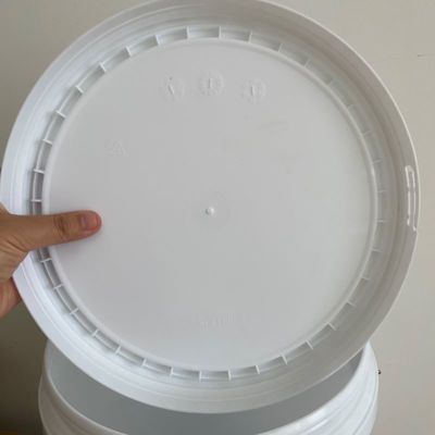 Zusammengestellter 8L weißer PP-Kunststoffbehälter mit Deckel und Handgriff aus chemisch resistentem Material